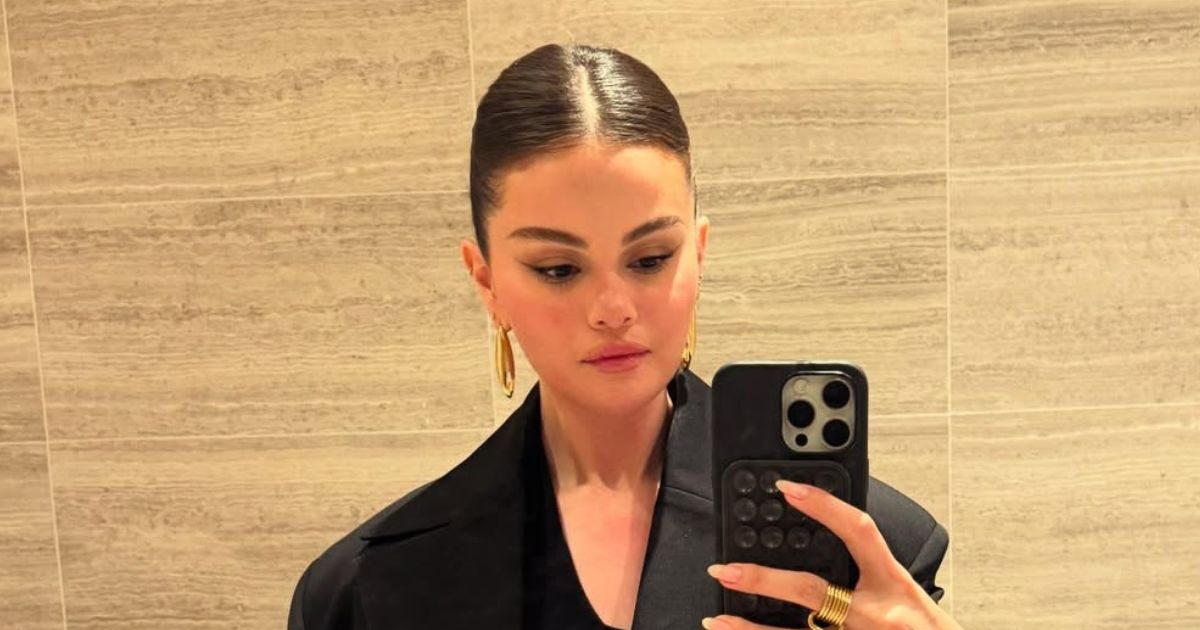 Selena Gomez: Στυλάτη με χαμηλή αλογοουρά και κομψές γυριστές άκρες