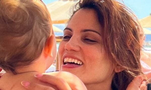 Μαίρη Συνατσάκη: «Νιώθω εξαντλημένη αλλά πανευτυχής» – Στην ακρογιαλιά με την κόρη της, Ολίβια