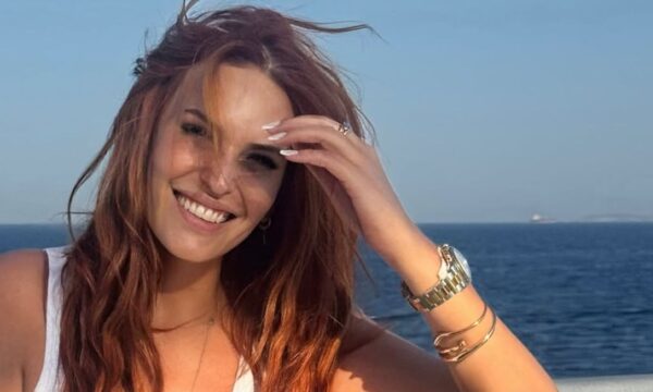 Η Σίσσυ Χρηστίδου με λαμπερά lip gloss νύχια στη Χαλκιδική