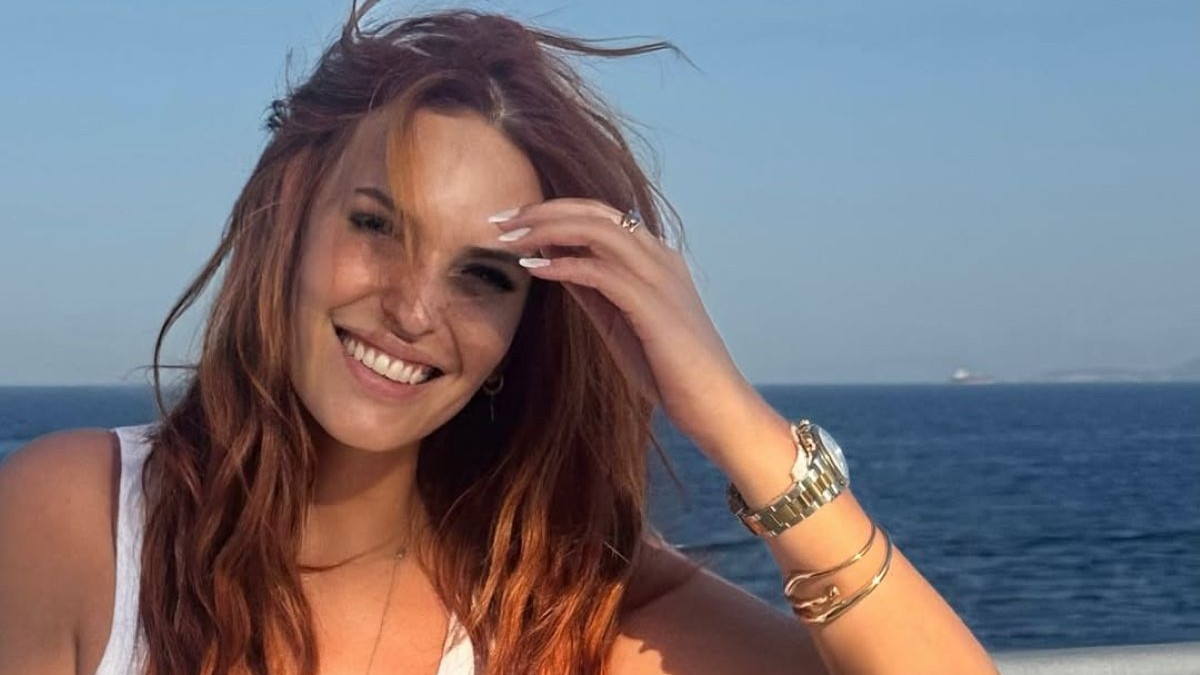 Η Σίσσυ Χρηστίδου με λαμπερά lip gloss νύχια στη Χαλκιδική