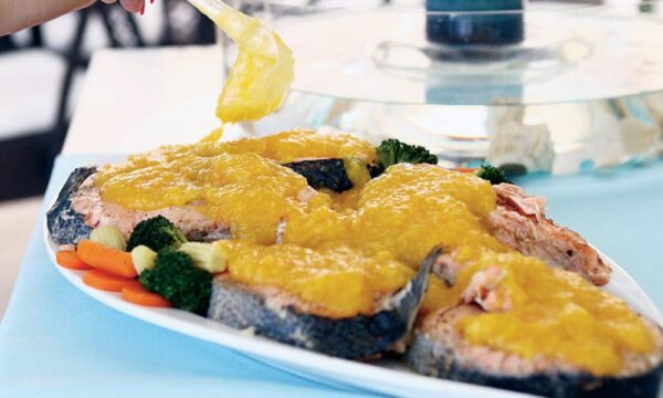 Σολομός με Grand Marnier και βερίκοκα