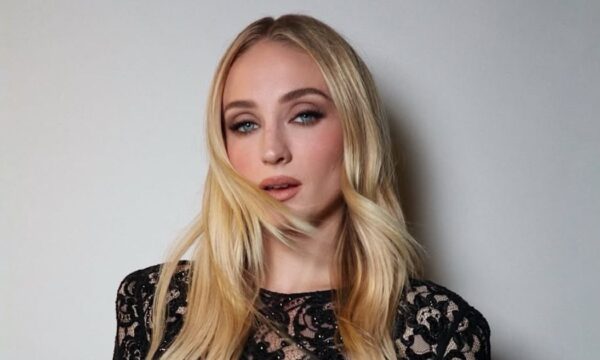 Sophie Turner: Αποκάλυψε το απόλυτο glam μακιγιάζ με smoky eyes και nude χείλη