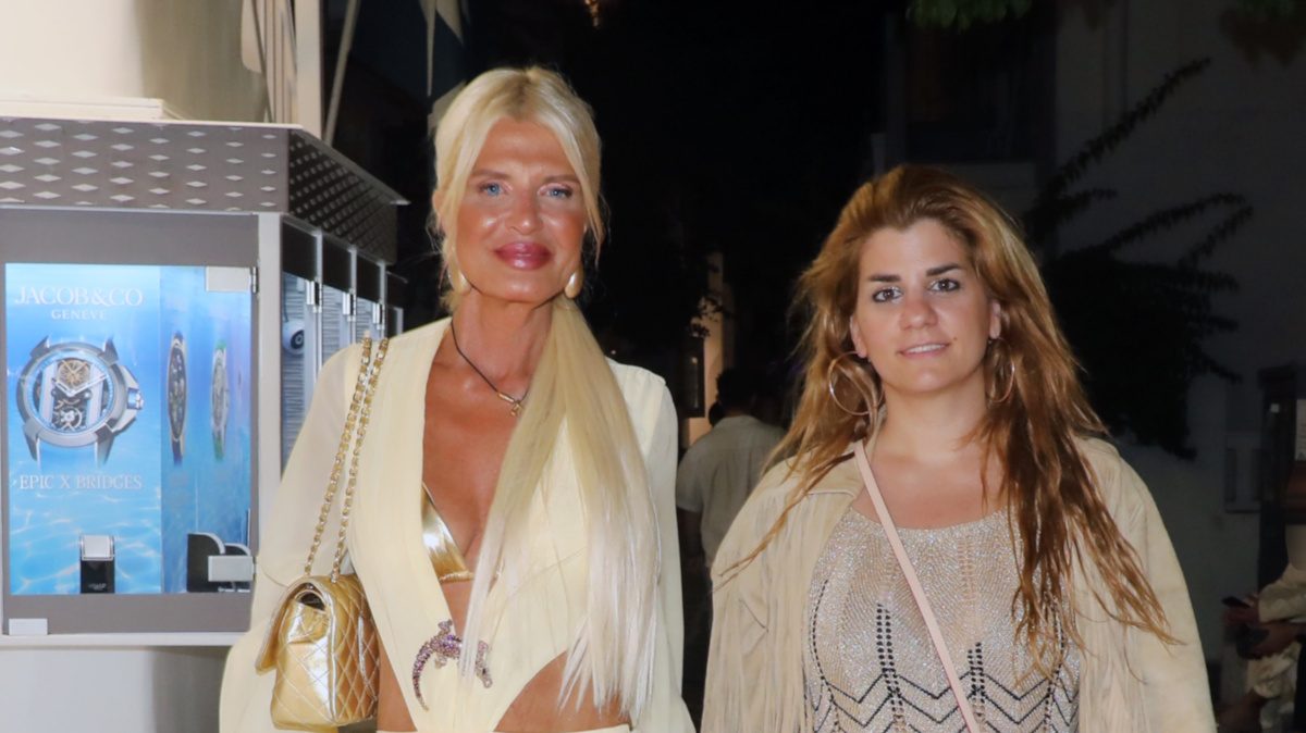 Μαρίνα Σταυράκη: Εκθαμβωτική και κομψή με λευκό σύνολο στη Μύκονο