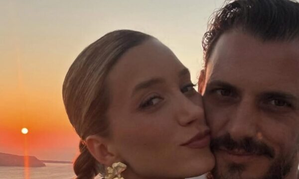 Σταύρος Σβήγκος – Γιολάντα Καλογεροπούλου: Φωτογραφίζονται στο μαγευτικό ηλιοβασίλεμα της Σαντορίνης
