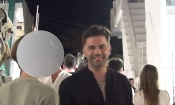 Θοδωρής Μαραντίνης: Στη Μύκονο με τον 17χρονο γιο του – Δείτε το βίντεο