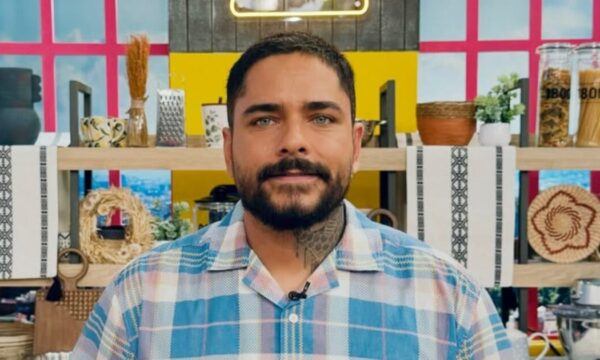 Οργισμένος ο Τίμος Ζαχαράτος: «Οι γνωστοί «Ελληναράδες» στις διακοπές – Μπαίνετε στα καταστήματα με ύφος χιλίων καρδιναλίων»