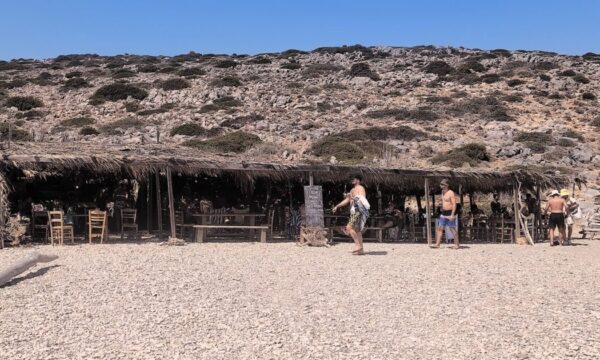Θεσσαλονικιός εγκαινιάζει beach bar σε βραχονησίδα, ζει μόνος και… το απολαμβάνει