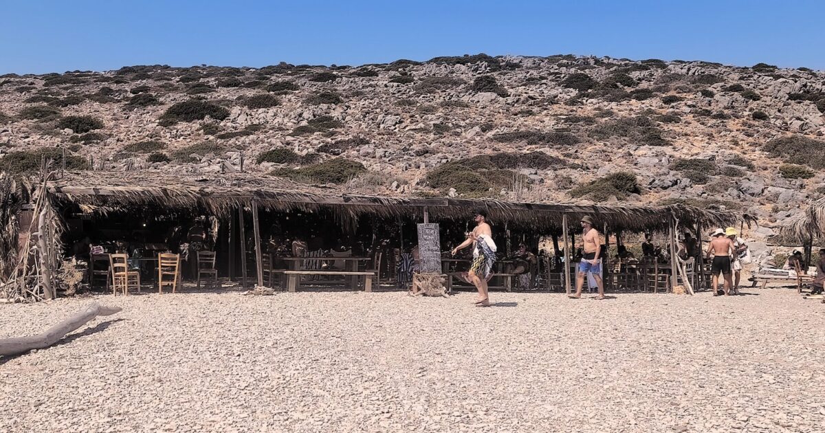 Θεσσαλονικιός εγκαινιάζει beach bar σε βραχονησίδα, ζει μόνος και… το απολαμβάνει