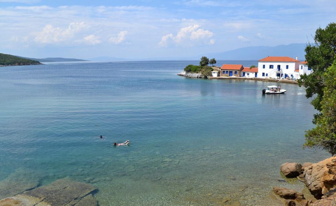 Ανακαλύψτε τις κρυφές παραλίες του Πηλίου με θέα την απόλυτη ηρεμία