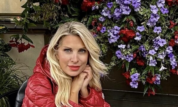 Ελένη Μενεγάκη: Το κερασένιο puffer jacket της στο Εδιμβούργο δείχνει ότι η άνεση και το στυλ συνδυάζονται αρμονικά