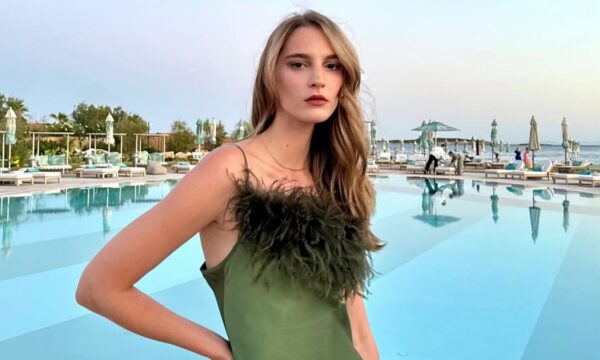 Η Ρος Γεωργίου και η μαγεία των φτερών στη σύγχρονη μόδα