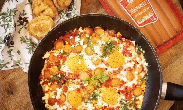Shakshuka με λουκάνικα από Φρανκφούρτη