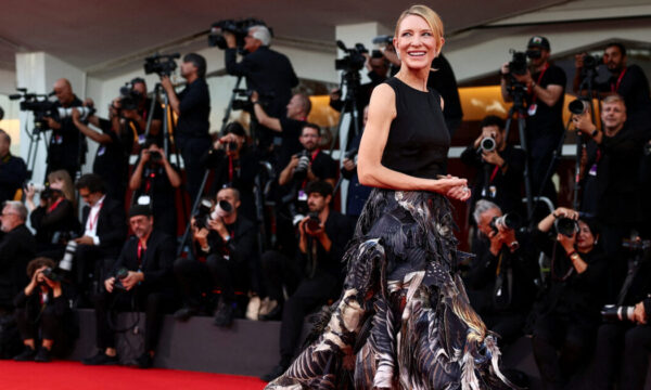 Cate Blanchett: Η πρωτοποριακή της εμφάνιση στο κόκκινο χαλί της Βενετίας με την υπογραφή του οίκου Maison Margiela