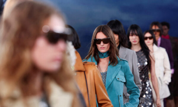 Burberry Άνοιξη 2026: Ο Daniel Lee παρουσιάζει ένα show που μοιάζει περισσότερο με συναυλία παρά με πασαρέλα
