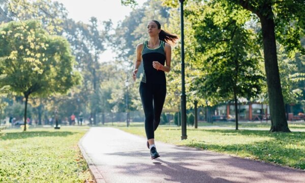 10 μέθοδοι για να ενισχύσεις την απώλεια βάρους με ζωηρό περπάτημα