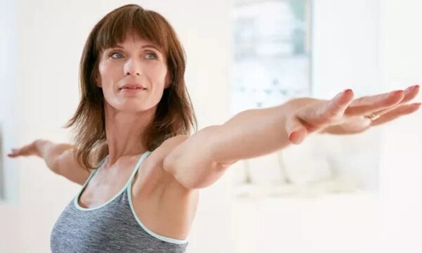 Η Pilates ρουτίνα που χρειάζεστε μετά τα 50 για να μειώσετε το κοιλιακό λίπος