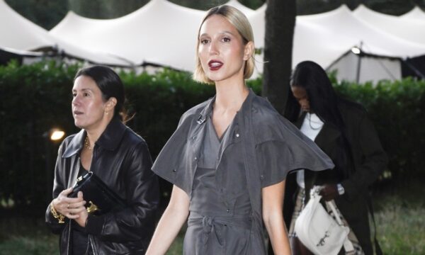 Ολυμπία Ντε Γκρες: Με trench φόρεμα στο event της Burberry