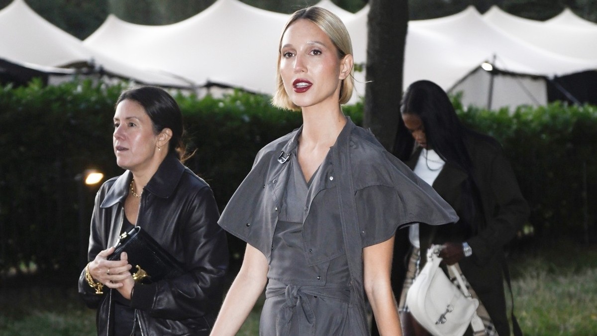 Ολυμπία Ντε Γκρες: Με trench φόρεμα στο event της Burberry