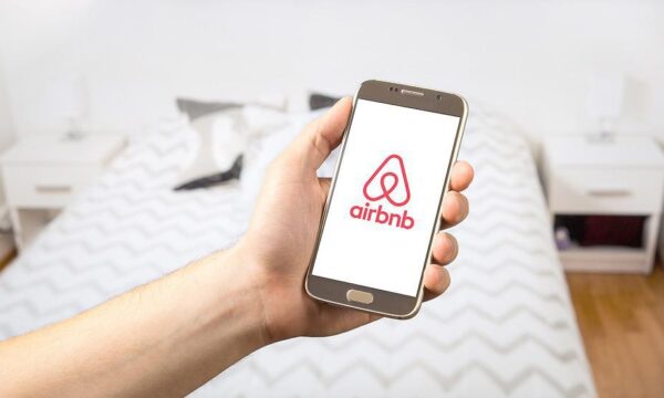 Ευνοϊκό κλίμα για τα Airbnb στην Ελλάδα – Άνοδος στη ζήτηση και την προσφορά καταλυμάτων