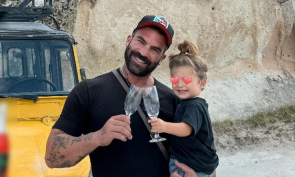 Δημήτρης Αλεξάνδρου: Κουμπάρος στον γάμο φίλου με τον γιο του δίπλα του – Εικόνες