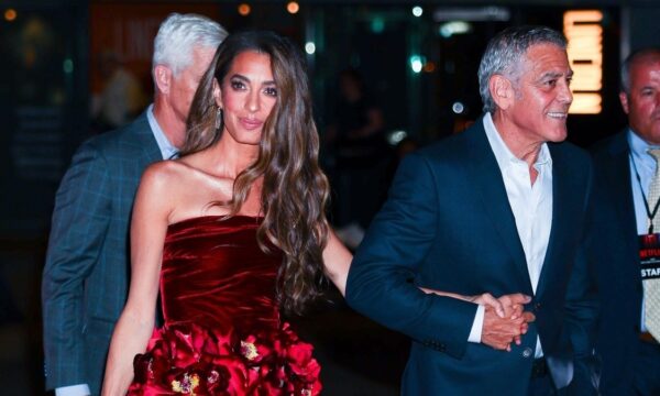 Αμάλ Κλούνεϊ: Ένωσε δύο μόδες με Oscar de la Renta φόρεμα στους δρόμους της Νέας Υόρκης