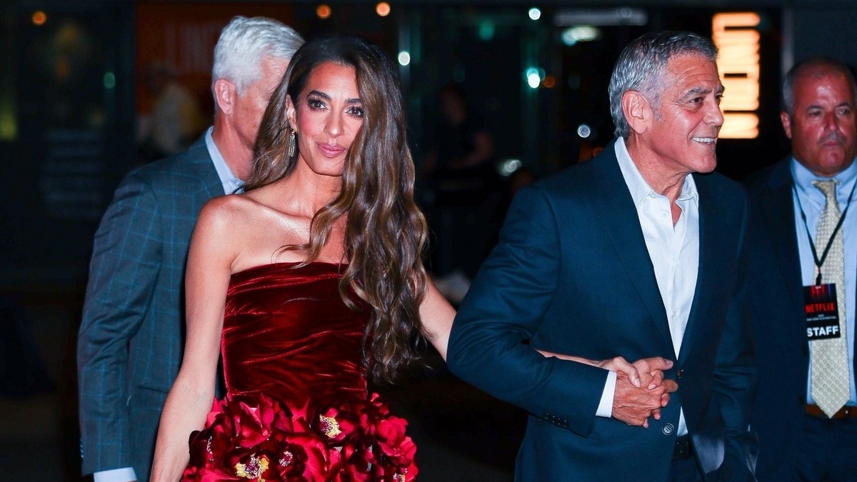 Αμάλ Κλούνεϊ: Ένωσε δύο μόδες με Oscar de la Renta φόρεμα στους δρόμους της Νέας Υόρκης