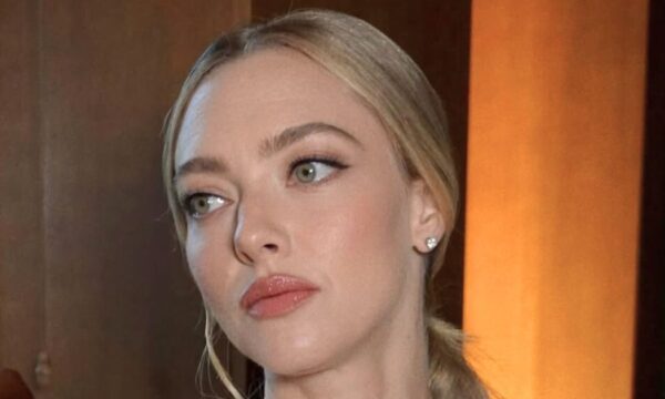 Η εμφάνιση ομορφιάς της Amanda Seyfried ενσαρκώνει τη διαχρονική γοητεία