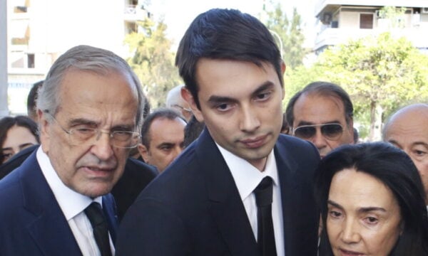 Λένα Σαμαρά: Η οικογένειά της στο Α’ Νεκροταφείο Αθηνών για το μνημόσυνο των 40 ημερών – Εικόνες
