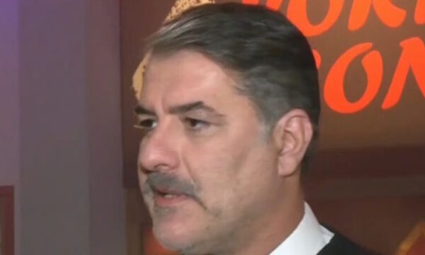 Porto Leone – Βασίλης Μπισμπίκης: «Συνομίλησα με άτομο της Τρούμπας και εμπνεύστηκα για τον ρόλο μου»