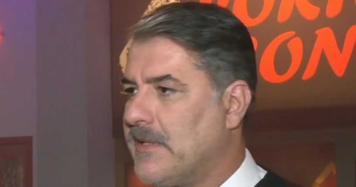 Porto Leone – Βασίλης Μπισμπίκης: «Συνομίλησα με άτομο της Τρούμπας και εμπνεύστηκα για τον ρόλο μου»