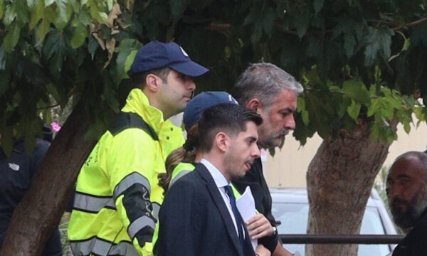 Βασίλης Μπισμπίκης – Τι υποστήριξε ο αστυνομικός που έλαβε κλήση από τη συνεργάτιδά του: «Παρέλειψε τα αληθινά γεγονότα»