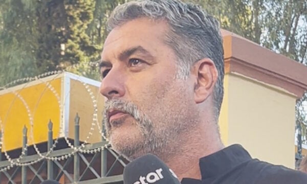 Βασίλης Μπισμπίκης μπροστά στις κάμερες: «Δεν παραιτήθηκα, δεν κρύφτηκα» – Η δίκη αναβλήθηκε για τις 8 Οκτωβρίου