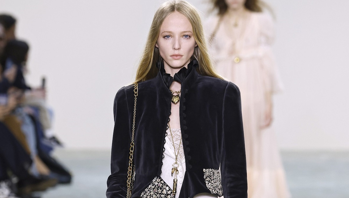 Boho Chic 2025: Πώς ανανεώνεται φέτος με τις νέες τάσεις