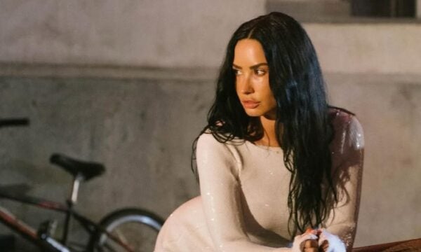 Τα «Ghost Jelly» νύχια της Demi Lovato παίρνουν τη θέση των παραδοσιακών ουδέτερων ημιδιάφανων βερνικιών