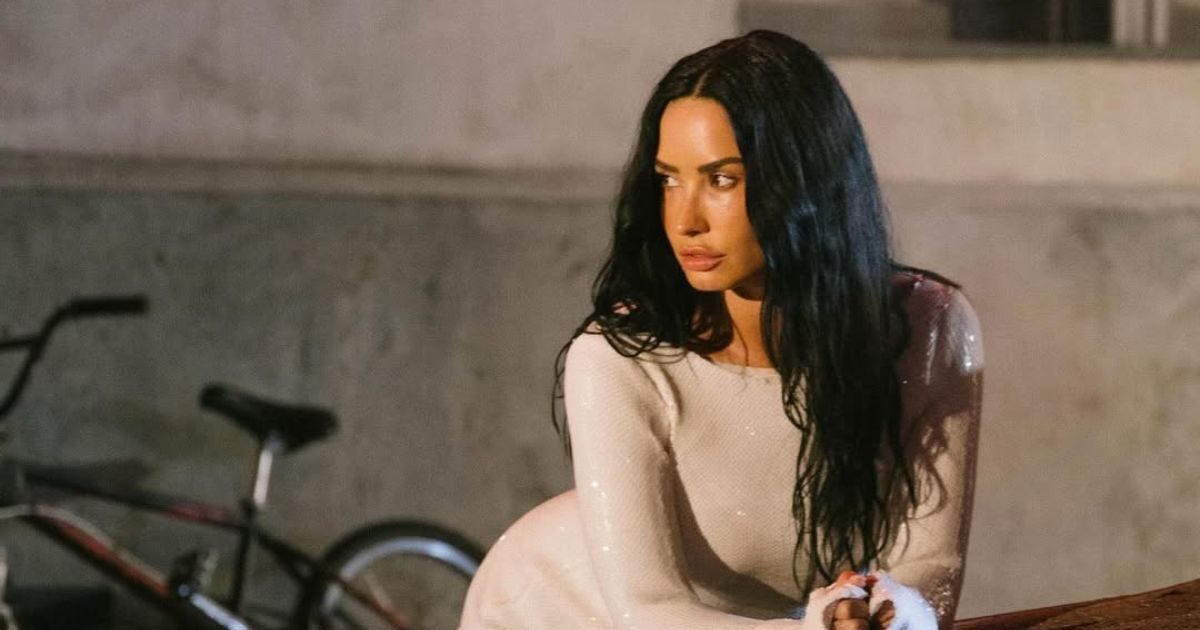 Τα «Ghost Jelly» νύχια της Demi Lovato παίρνουν τη θέση των παραδοσιακών ουδέτερων ημιδιάφανων βερνικιών