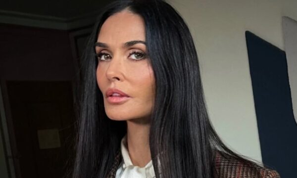 Demi Moore: Στη Νέα Υόρκη με λαμπερά ίσια μαλλιά και απαλό glam μακιγιάζ