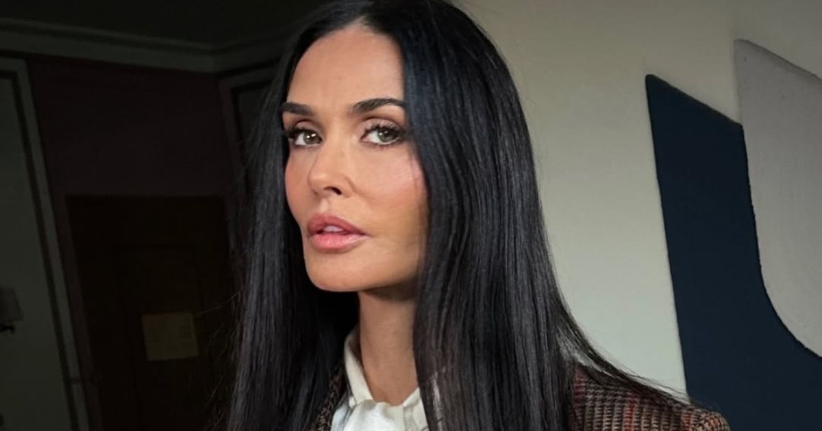 Demi Moore: Στη Νέα Υόρκη με λαμπερά ίσια μαλλιά και απαλό glam μακιγιάζ