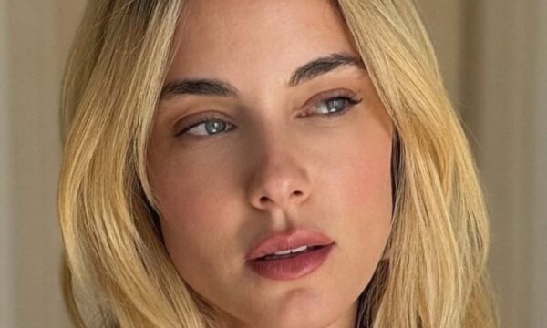 Η Δούκισσα Νομικού υιοθετεί το στυλ birkin bangs