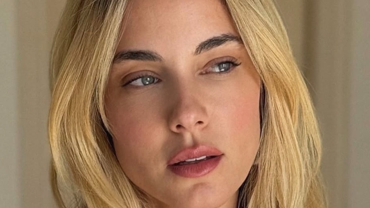 Η Δούκισσα Νομικού υιοθετεί το στυλ birkin bangs