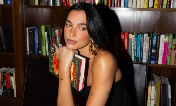 Η Dua Lipa με ένα νέο animal printed μανικιούρ που θα αγαπήσεις
