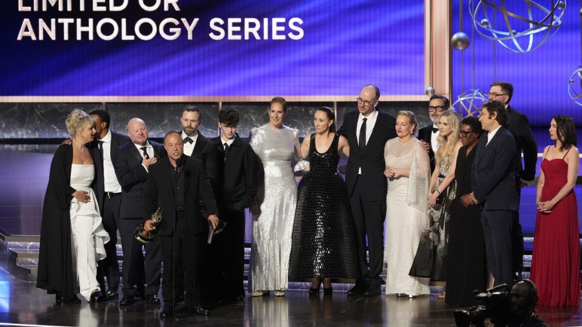 Κατάλογος νικητών των βραβείων Emmy 2025: Νίκη για «Adolescence», «The Studio» και «The Pitt»
