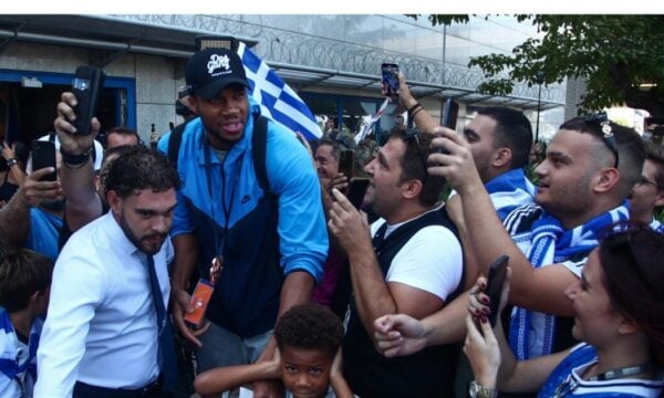 Εθνική μπάσκετ: Γύρισε στην Ελλάδα με το χάλκινο μετάλλιο – Πλήθος κόσμου στο αεροδρόμιο
