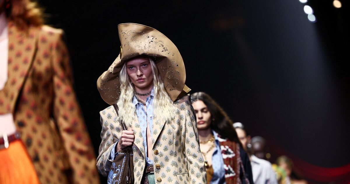 Etro SS26: Η φρέσκια συλλογή του Marco de Vincenzo δεν ψιθυρίζει, κραυγάζει