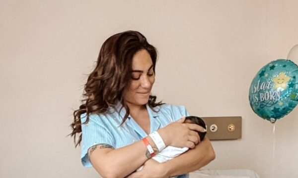 Ευρυδίκη Βαλαβάνη: Περιήγηση στα Χανιά με τον 2 μηνών γιο της – Εικόνες