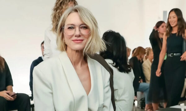 Ναόμι Γουότς: Καθήλωσε με metallics στο fashion show του Calvin Klein