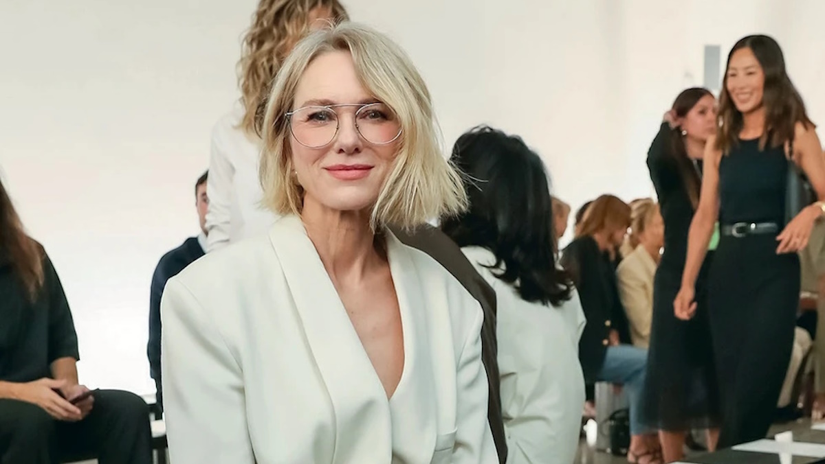 Ναόμι Γουότς: Καθήλωσε με metallics στο fashion show του Calvin Klein