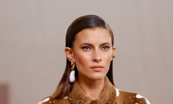 Fendi SS26: Λαμπερά μαλλιά, έντονη πλαϊνή χωρίστρα και ρετρό winged liner, το beauty look του οίκου γίνεται η νέα μας εμμονή