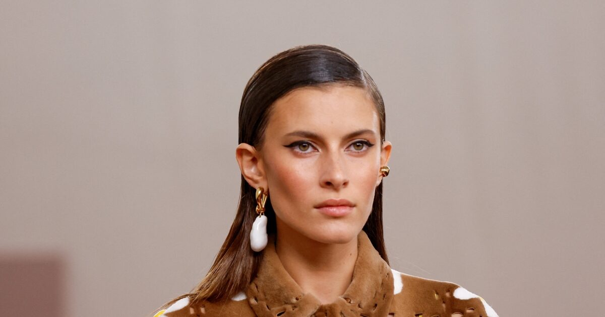 Fendi SS26: Λαμπερά μαλλιά, έντονη πλαϊνή χωρίστρα και ρετρό winged liner, το beauty look του οίκου γίνεται η νέα μας εμμονή