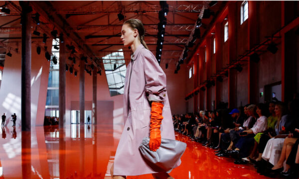 Prada SS2026: Η συλλογή στο Μιλάνο αναδιαμορφώνει τους κανόνες του μοντέρνου style