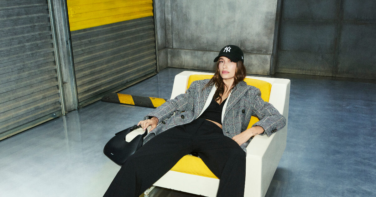 DKNY: Η Hailey Bieber αναδεικνύεται ως το νέο πρόσωπο του brand